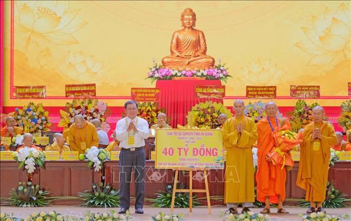 Đại diện Ban Trị sự Giáo hội Phật giáo Việt Nam tỉnh An Giang nhiệm kỳ 2026 - 2031 trao bảng tượng trưng ủng hộ Quỹ An sinh xã hội Ủy ban MTTQ Việt Nam tỉnh An Giang 40 tỷ đồng.