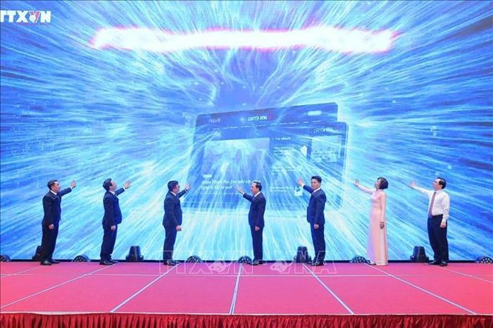 Các đại biểu thực hiện nghi thức khai trương chuyên trang thông tin "Chuyển động số" của TTXVN. Ảnh: Minh Quyết/TTXVN
