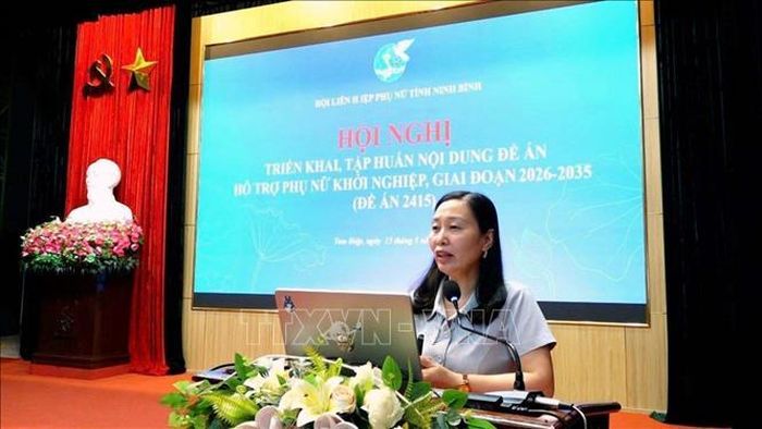 Báo cáo viên truyền đạt nội dung kiến thức tại phường Tam Điệp về Đề án “Hỗ trợ phụ nữ khởi nghiệp giai đoạn 2026 - 2035” của Chính phủ.