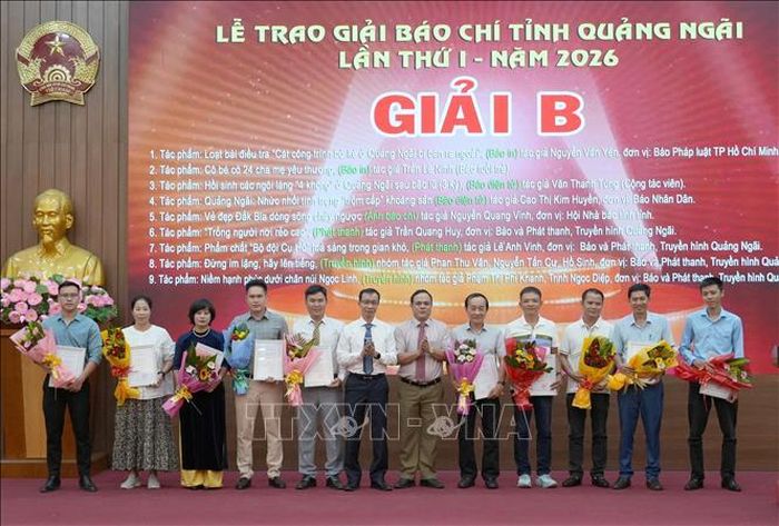 Ban tổ chức trao chứng nhận cho các tác giả đạt giải B.