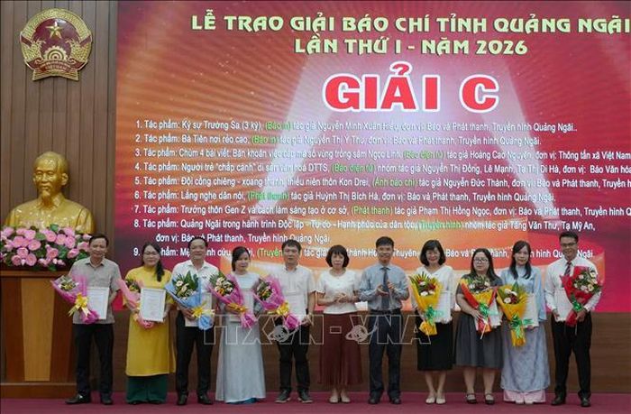 Ban tổ chức trao chứng nhận cho các tác giả đạt giải C.
