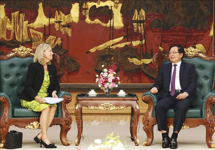 Phó Thủ tướng Hồ Quốc Dũng tiếp bà Mariam J. Sherman, Giám đốc Quốc gia Ngân hàng Thế giới (WB) tại Việt Nam, Campuchia và Lào. Ảnh: Lâm Khánh/TTXVN