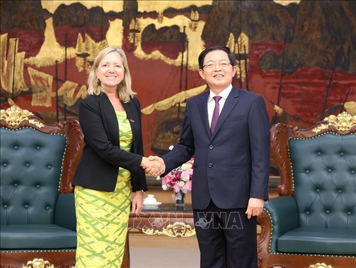 Phó Thủ tướng Hồ Quốc Dũng tiếp bà Mariam J. Sherman, Giám đốc Quốc gia Ngân hàng Thế giới (WB) tại Việt Nam, Campuchia và Lào. Ảnh: Lâm Khánh/TTXVN