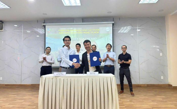 Đại diện các đơn vị thực hiện nghi thức ký kết biên bản ghi nhớ kết nối ý tưởng trong khuôn khổ Sự kiện.