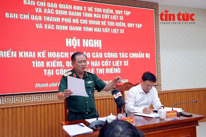 Thiếu tướng Trần Chí Tâm, Phó Chính ủy Quân khu 7, Trưởng Ban Chỉ đạo 515 Quân khu 7 phát biểu.