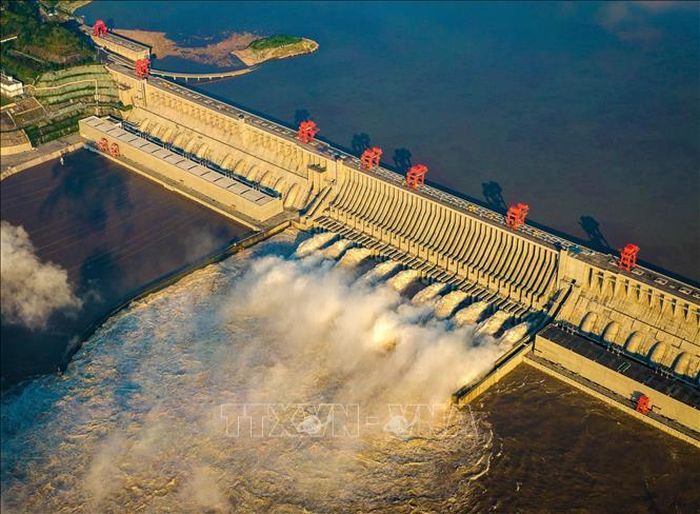 Đập Tam Hiệp ở tỉnh Hồ Bắc, Trung Quốc mở cửa xả lũ năm 2020. Ảnh tư liệu: THX/TTXVN