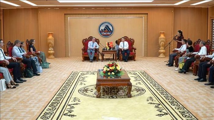 Quang cảnh buổi làm việc.