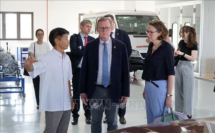 Phó Chủ tịch Quốc hội Cộng hòa Liên bang Đức Bodo Ramelow (đứng giữa) thăm khu học nghề sửa chữa ô tô của Trường nghề Don Bosco.