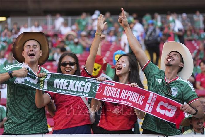 Cổ động viên đội tuyển Mexico và Hàn Quốc. Ảnh minh họa: THX/TTXVN