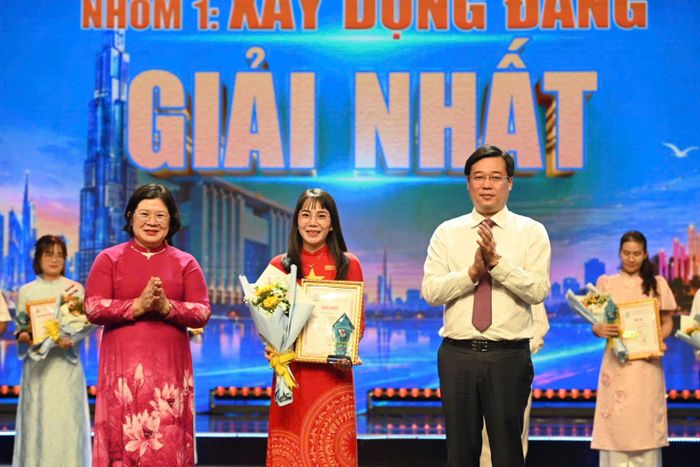 Bà Văn Thị Bạch Tuyết, Phó Bí thư Thành ủy TP Hồ Chí Minh và ông Lê Quốc Phong, Ủy viên Trung ương Đảng, Phó bí thư thường trực Thành ủy TP Hồ Chí Minh trao giải Nhất cho tác giả Phan Anh, Báo Người Lao động ở thể loại nhóm 1: Xây dựng Đảng.