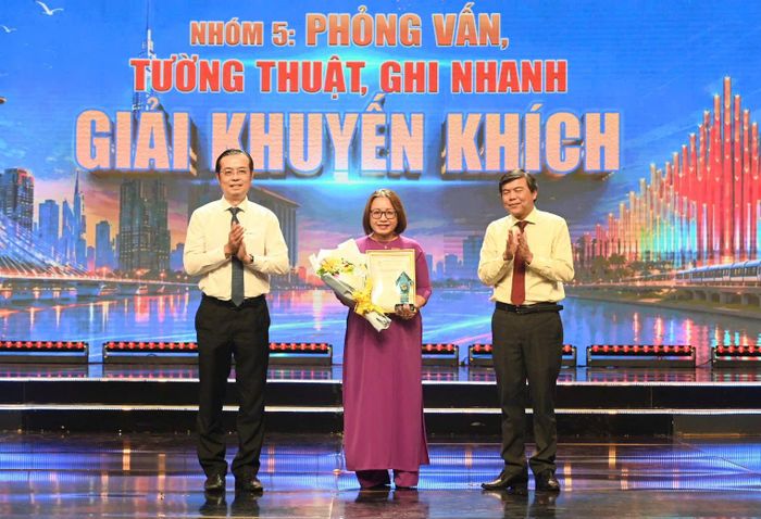 Ông Lê Văn Minh, Bí thư Đảng ủy Phường Diên Hồng và ông Tăng Hữu Phong, Phó trưởng ban Tuyên giáo - Dân vận Thành ủy TP Hồ Chí Minh trao giải cho tác giả Lê Thúy Bình, Báo Sài Gòn Giải phóng.