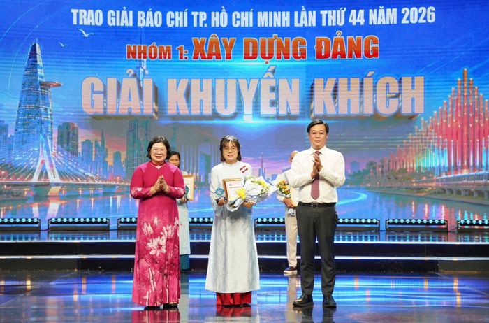 Bà Văn Thị Bạch Tuyết, Phó Bí thư Thành ủy TP Hồ Chí Minh và ông Lê Quốc Phong, Ủy viên trung ương Đảng, Phó bí thư thường trực Thành ủy TP Hồ Chí Minh trao giải Khuyến khích cho tác giả Lê Thoa, Báo Pháp luật TP Hồ Chí Minh ở thể loại nhóm 1: Xây dựng Đảng.