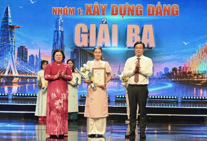 Bà Văn Thị Bạch Tuyết, Phó Bí thư Thành ủy TP Hồ Chí Minh và ông Lê Quốc Phong, Ủy viên trung ương Đảng, Phó bí thư thường trực Thành ủy TP Hồ Chí Minh trao giải Nhất cho tác giả Thu Hường, Báo Sài Gòn Giải phóng.