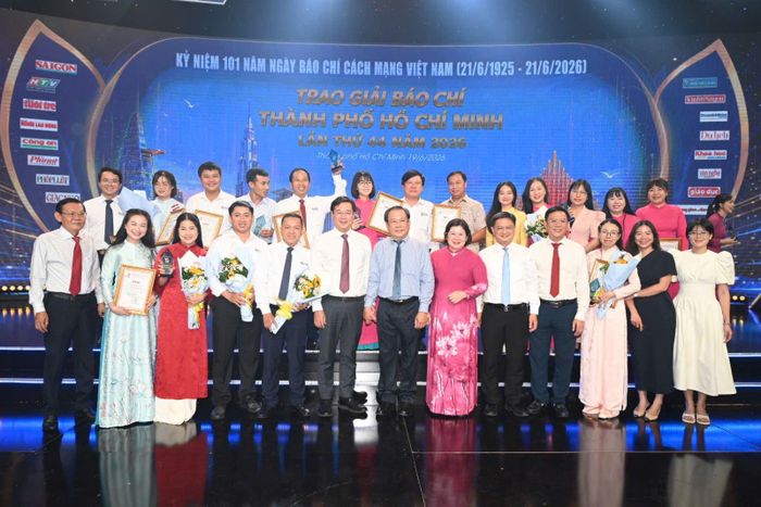 Các nhà báo, phóng viên nhận giải thưởng tại Lễ trao Giải Báo chí TP Hồ Chí Minh lần thứ 44.