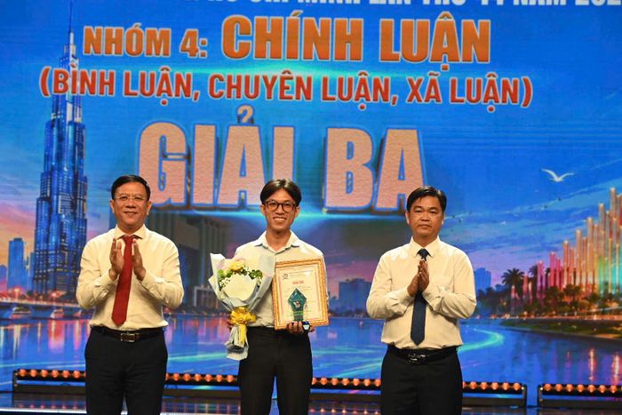 Ông Nguyễn Ngọc Hồi, Phó Giám đốc Sở Văn hóa - Thể thao TP Hồ Chí Minh và ông Lê Văn Minh, Phó trưởng ban thường trực Ban tuyên giáo và Dân vận Thành ủy TP Hồ Chí Minh trao giải cho tác giả Nguyễn Quốc Thái, Báo phụ nữ TP Hồ Chí Minh.