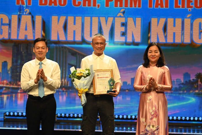 Ông Nguyễn Huy Ngọc, Vụ trưởng Vụ Địa phương 3, Ban Tuyên giáo và Dân vận Trung ương và bà Trương Thị Bích Hạnh, Phó chủ tịch thường trực Ủy ban MTTQ Việt Nam TP Hồ Chí Minh trao giải cho tác Nguyễn Hữu Long Trì, Tạp chí Du lịch TP Hồ Chí Minh.