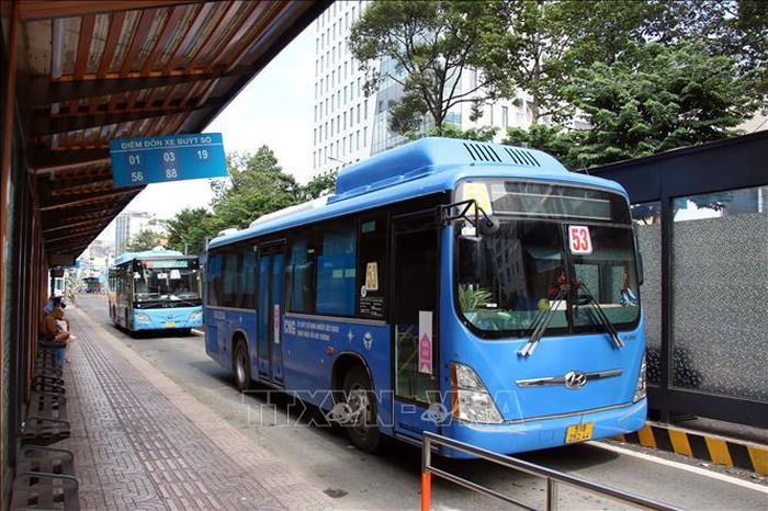 Trạm xe buýt tại Thành phố Hồ Chí Minh. Ảnh: Tiến Lực/TTXVN