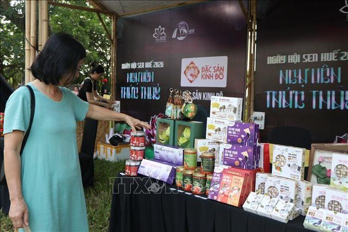 Gian hàng giới thiệu các sản phẩm đặc trưng gắn liền với sen Huế.