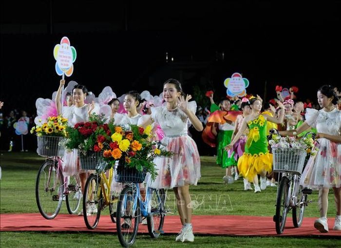 Đoàn thiếu nhi Lâm Đồng diễu hành Carnaval trong đêm khai mạc Festival Thiếu nhi toàn quốc lần thứ nhất - năm 2026.