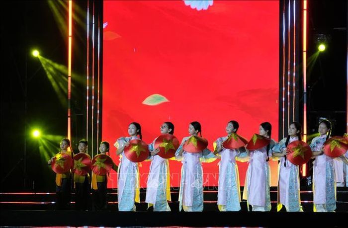 Các tiết mục biểu diễn văn nghệ đặc sắc, ca ngợi tình yêu quê hương đất nước, vẻ đẹp tuổi thơ trong đêm khai mạc Festival thiếu nhi.
