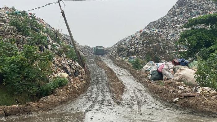 Dù bãi rác đã quá tải, rác vẫn tiếp tục được vận chuyển về đây.