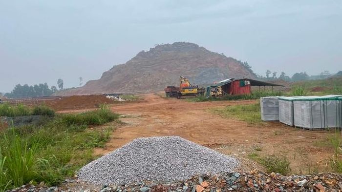 Trên công trường nhà máy điện rác chỉ xuất hiện số ít công nhân và máy móc hoạt động.