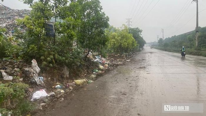 Rác tràn ra nơi giáp ranh đường giao thông, bốc mùi hôi thối.