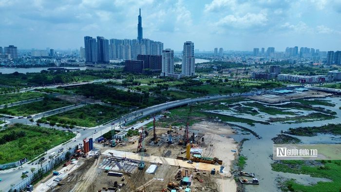 Bên cạnh đó, dự án còn bao gồm trung tâm hội nghị - biểu diễn quy mô khoảng 2.000 chỗ ngồi, công viên cảnh quan hồ trung tâm, các công trình biểu tượng, quảng trường trung tâm và không gian tổ chức các sự kiện chính trị, kinh tế, văn hóa lớn của thành phố.