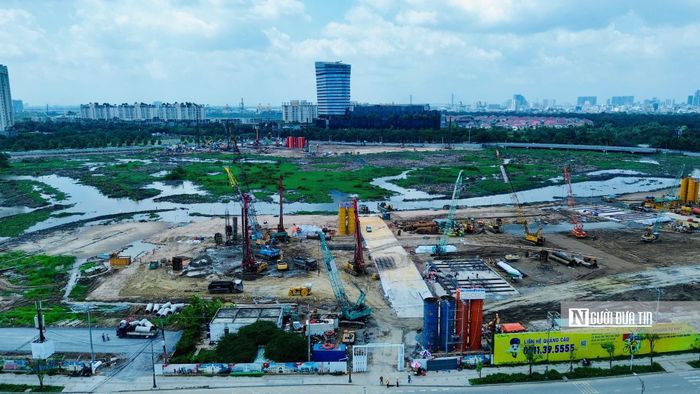 Từ 1 khu đất ban đầu chủ yếu là đầm lầy, "đại công trường" trên đã nhanh chóng được san lấp chắc chắn phần cốt nền, đơn vị chủ đầu tư, đơn vị thi công đã tiến hành dựng nhiều máy móc, trang thiết bị khủng để triển khai xây dựng.