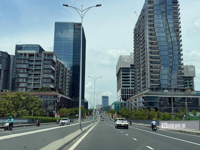 Từ Quận 1 cũ, băng qua cầu Ba Son chỉ khoảng 2km là tới ngay khu vực Trung tâm Hành chính Tp.HCM.