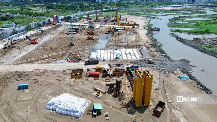 Theo ghi nhận của Người Đưa Tin, tại khu vực dự án, các dàn máy khoan cọc nhồi, cần cẩu, xe cơ giới và hệ thống vật tư phục vụ thi công đã được tập kết.