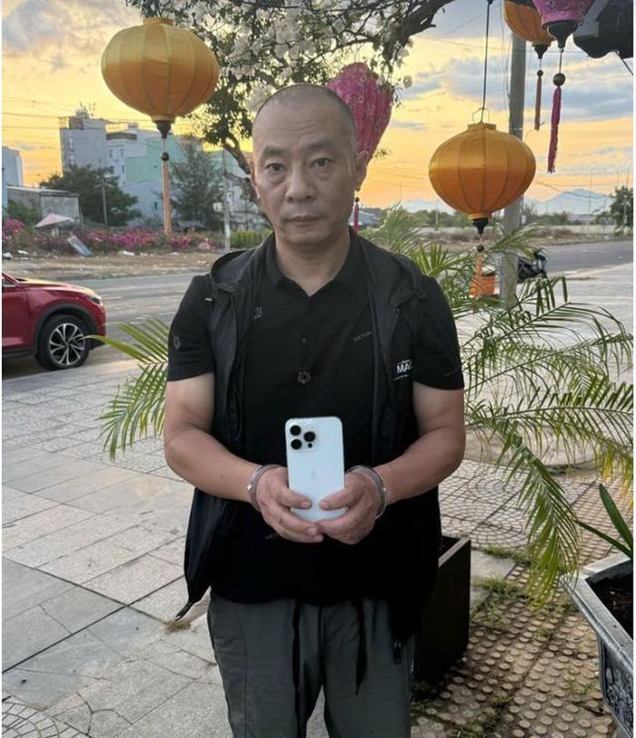 Đối tượng Wang Tiejun và tang vật vụ án cướp tài sản.