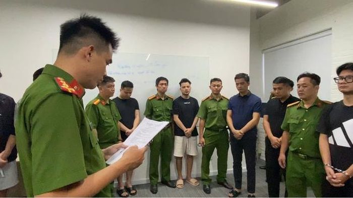 Cơ quan CSĐT tống đạt các quyết định và lệnh đối với các đối tượng. Ảnh: Bộ Công an.