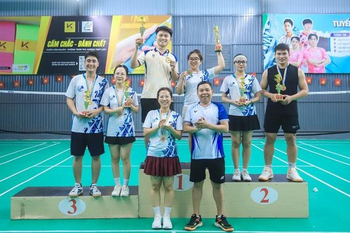 Trao cúp và huy chương cho các cặp vận động viên đạt thành tích xuất sắc ở nội dung Đôi Nam - Nữ.