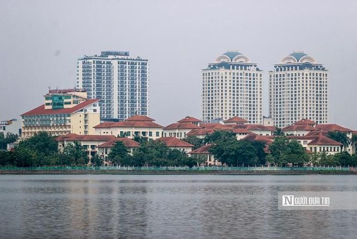 Các không gian quảng trường, sàn ngắm cảnh ven hồ, cầu cảnh quan, bến thuyền Hồ Tây, công viên, vườn hoa, bãi đỗ xe ngầm kết hợp dịch vụ, công trình bảo vệ môi trường... được bố trí bảo đảm phù hợp quy hoạch.