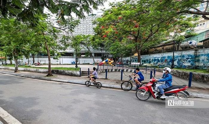 Việc mở rộng tuyến đường không thực hiện về phía khu dân cư hiện hữu. Trong ảnh là hiện trạng phố Trích Sài giao với đường Lạc Long Quân.
