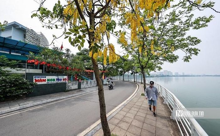 Thời gian hoàn thành toàn bộ dự án mở rộng đường ven Hồ Tây được ấn định vào năm 2030. Trong ảnh là người dân dạo bộ quanh hồ.