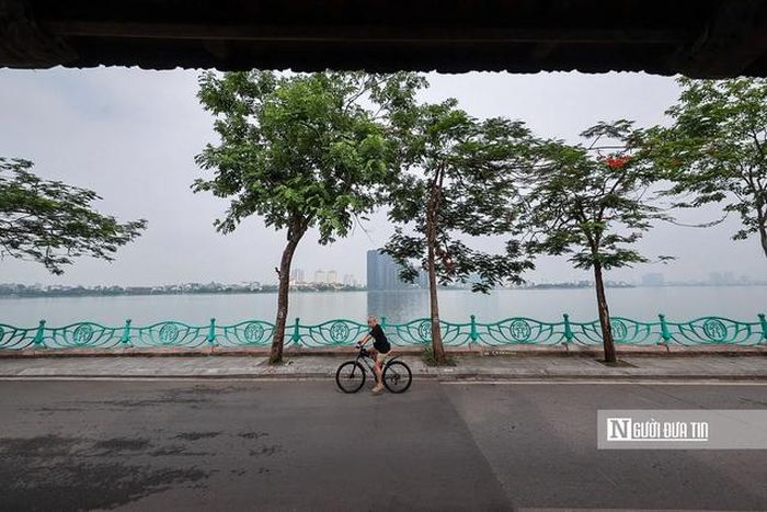 Theo ghi nhận, hiện tại nhiều đoạn đường ven Hồ Tây khá hẹp.