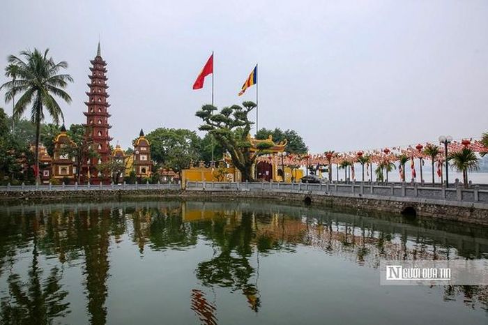 Khu vực Hồ Tây có nhiều địa danh, công trình mang ý nghĩa văn hóa, lịch sử, trong đó lớn nhất phải kể đến chùa Trấn Quốc với lịch sử hơn 1.500 năm.