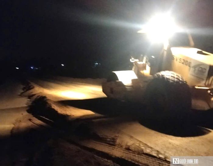 Các đơn vị thi công tổ chức làm cả ngày lẫn đêm tại những khu vực đã có mặt bằng ở xã Việt An, nhằm đẩy nhanh tiến độ dự án Quốc lộ 14E trước mùa mưa bão.
