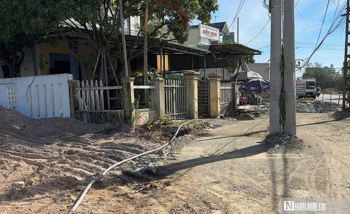Dự án Quốc lộ 14E còn vướng 33 hộ dân và một số vị trí chưa di dời xong hệ thống điện, nước, khiến nhiều đoạn chỉ có thể thi công rãnh dọc, cạp mở rộng.