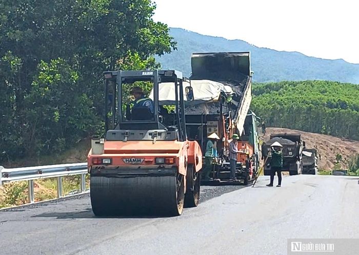 Máy móc, công nhân thảm nhựa trên tuyến Quốc lộ 14E qua khu vực Phước Năng, tranh thủ thời tiết nắng ráo để đẩy nhanh tiến độ trước mùa mưa bão.