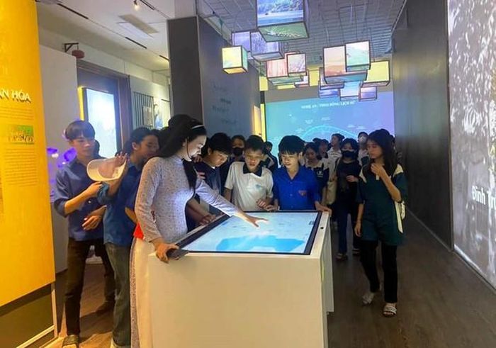 Việc ứng dụng công nghệ hiện đại, người xem dễ dàng tiếp nhận bằng nhiều hình ảnh, âm thanh, clip sinh động. Ảnh BT.