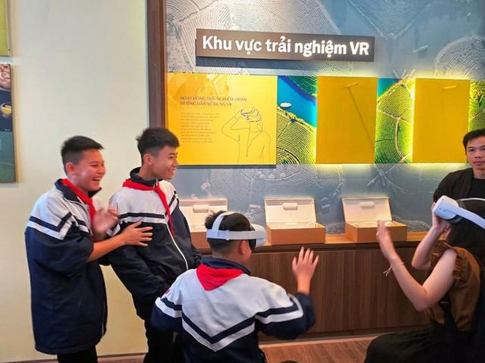 Du khách được trải nghiệm nhiều ứng dụng công nghệ số hiện đại. Từ trưng bày ảo, thuyết minh tự động, tham quan qua kính thực tế ảo… Ảnh BT.