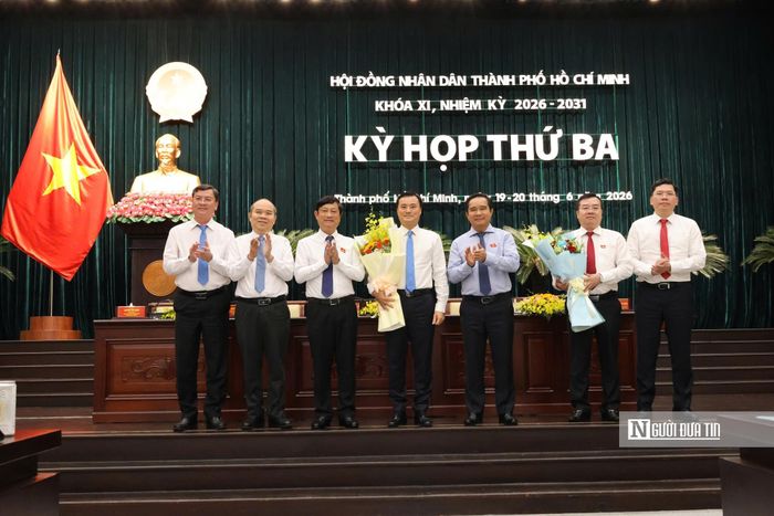 Chủ tịch UBND Tp.HCM Nguyễn Văn Được và Chủ tịch HĐND Võ Văn Minh tặng hoa cho ông Bùi Xuân Cường và ông Nguyễn Văn Đồng