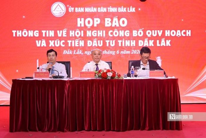 Đoàn chủ trì buổi Họp báo thông tin về Hội nghị công bố quy hoạch và xúc tiến đầu tư tỉnh Đắk Lắk.