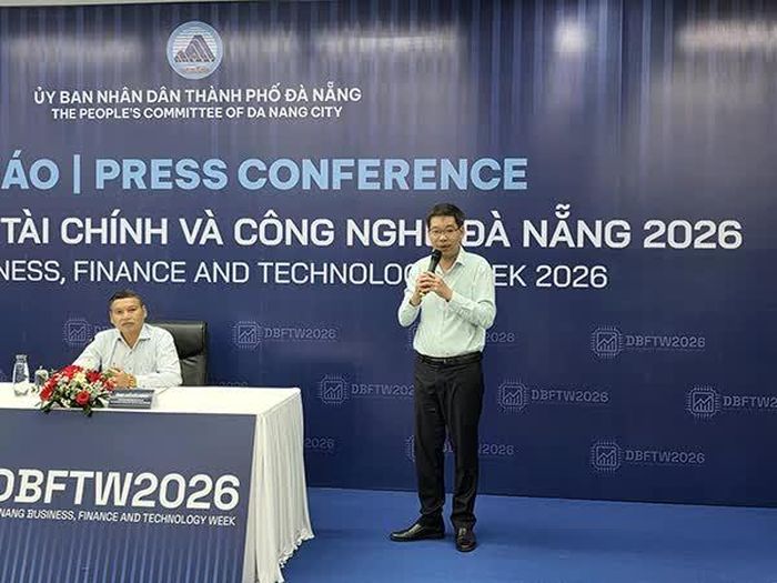 Ông Lê Sơn Phong thông tin tại cuộc họp báo giới thiệu Tuần lễ Kinh tế - Tài chính và Công nghệ Đà Nẵng 2026.