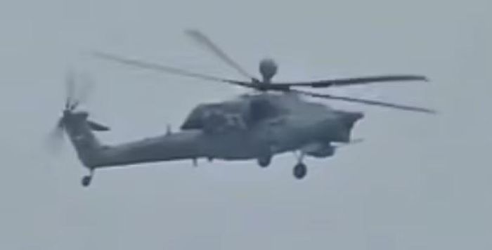 Trực thăng tấn công Mi-28 của Iran bay trên bầu trời Tehran. Ảnh: MW.