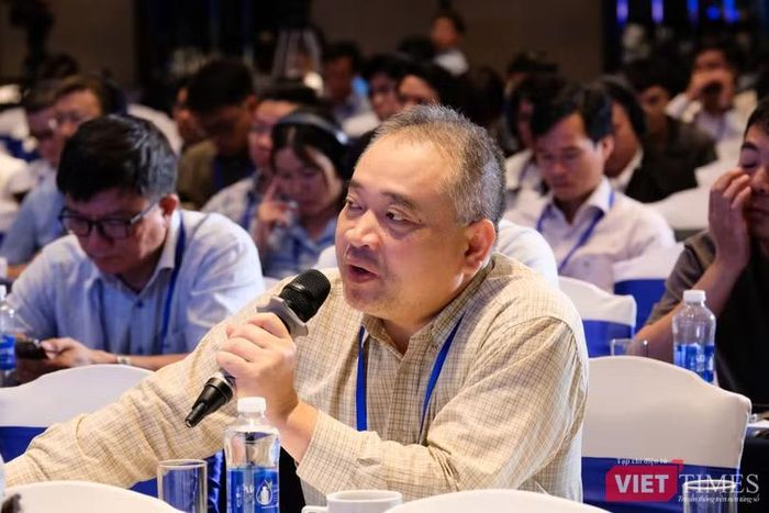 Đại biểu đặt câu hỏi cho chuyên gia tại phiên thảo luận về triển khai IPv6-Only trong khuôn khổ VNNIC Internet Conference 2026. Ảnh: Thượng Tâm.