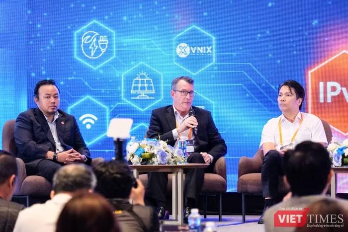 Ông Tony Smith, Phó giám đốc điều hành APNIC, nhận định Việt Nam có kế hoạch chuyển đổi IPv6-Only tham vọng nhưng chặng khó nhất vẫn ở phía trước. Ảnh: Thượng Tâm.